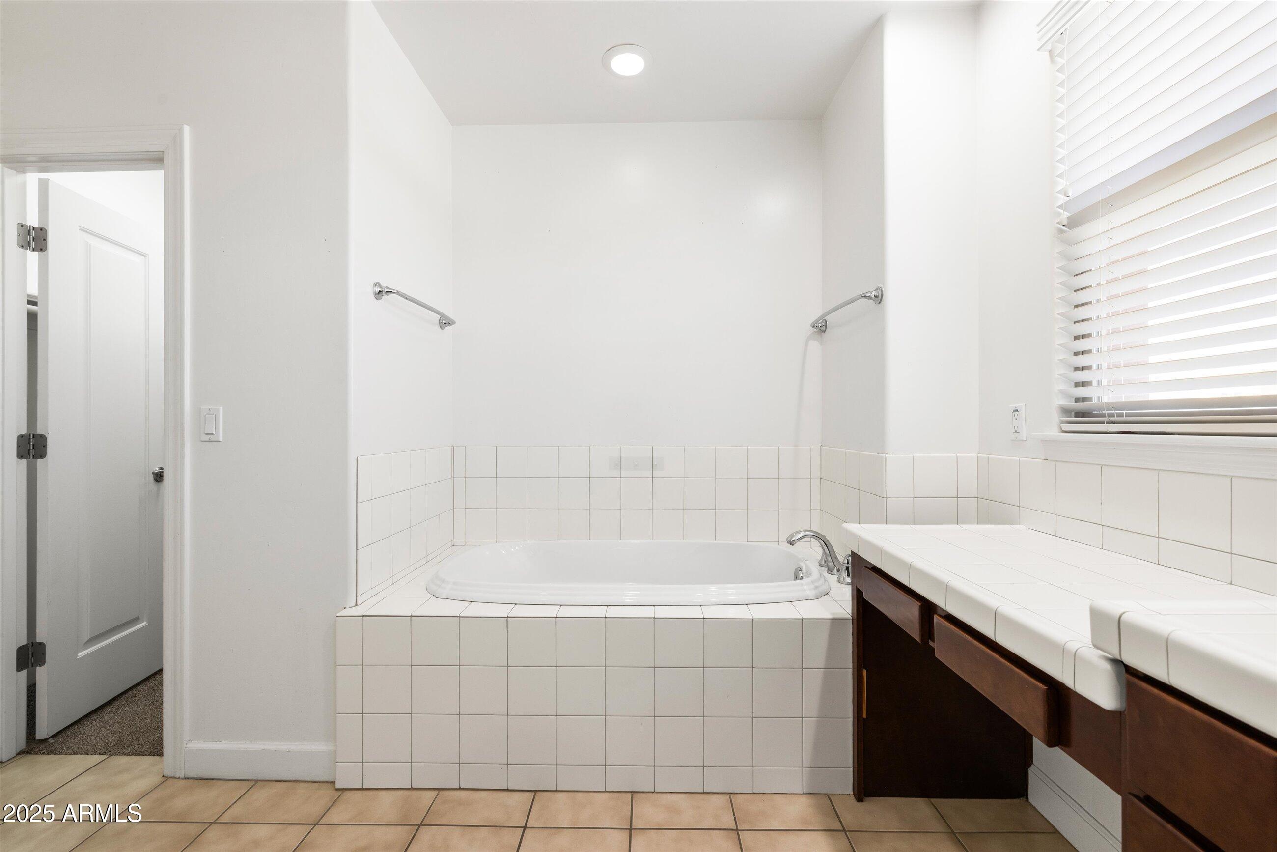 505 West 6th Street Tempe, AZ 85281 - Photo 19 of 32 a bathroom with a bathtub and a sink