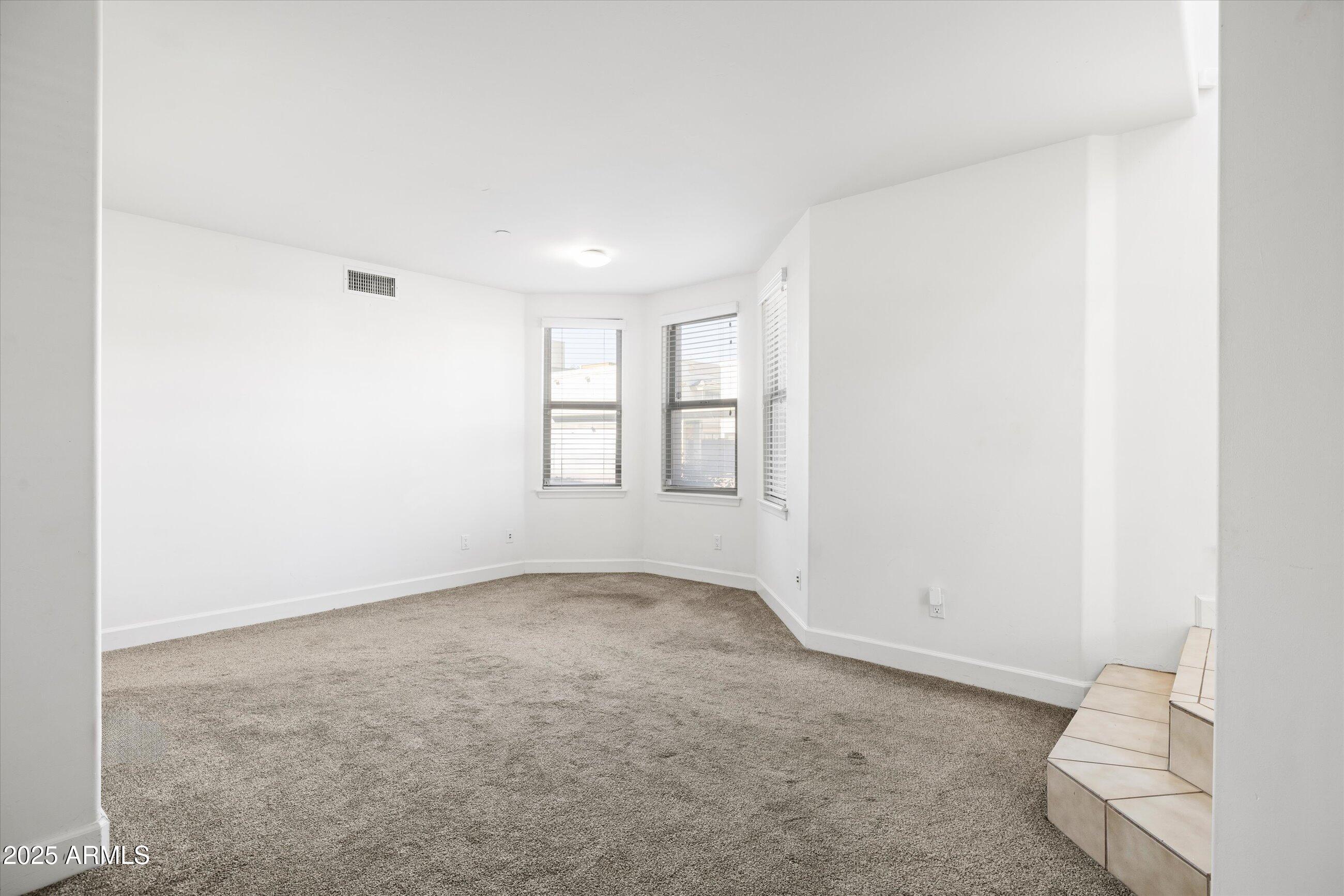 505 West 6th Street Tempe, AZ 85281 - Photo 6 of 32 an empty room with windows