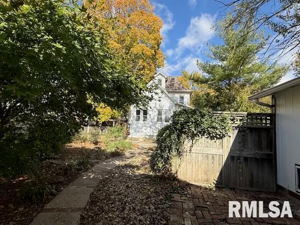 $140,000 | 827 East Carroll Street, Macomb, IL 61455