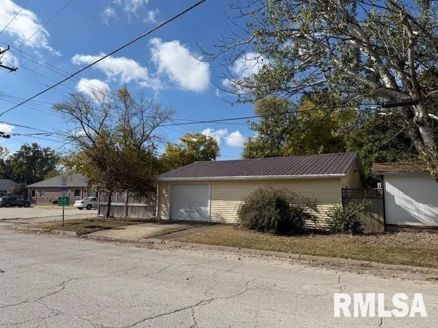 $149,900 | 827 East Carroll Street, Macomb, IL 61455