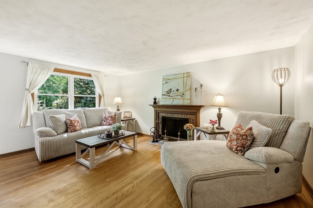 64 Tioga Street Springfield, MA 01128 - Photo 4 of 27