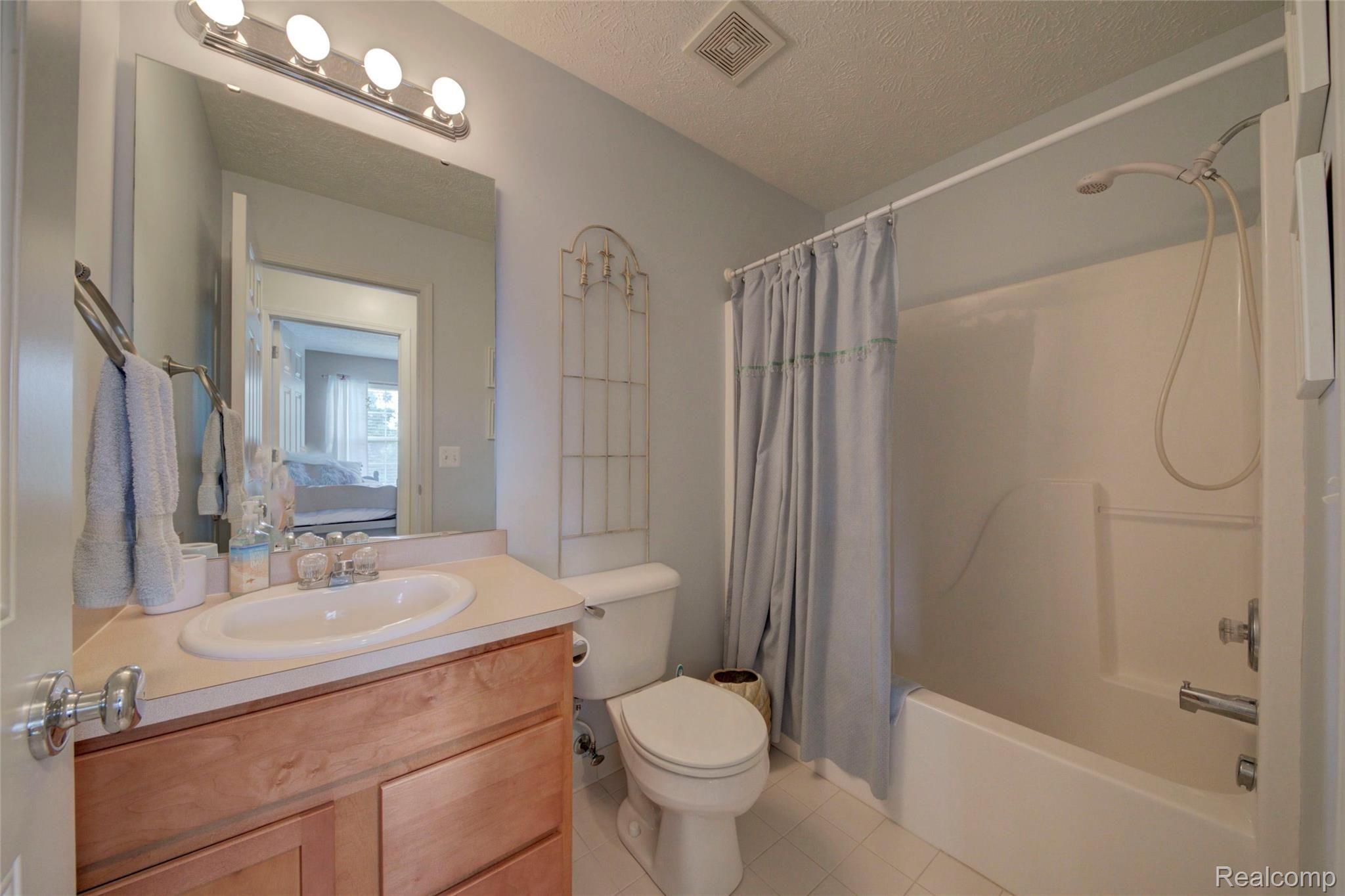 1032 Elk Run Howell, MI 48843 - Photo 27 of 38 Full Bathroom.jpg