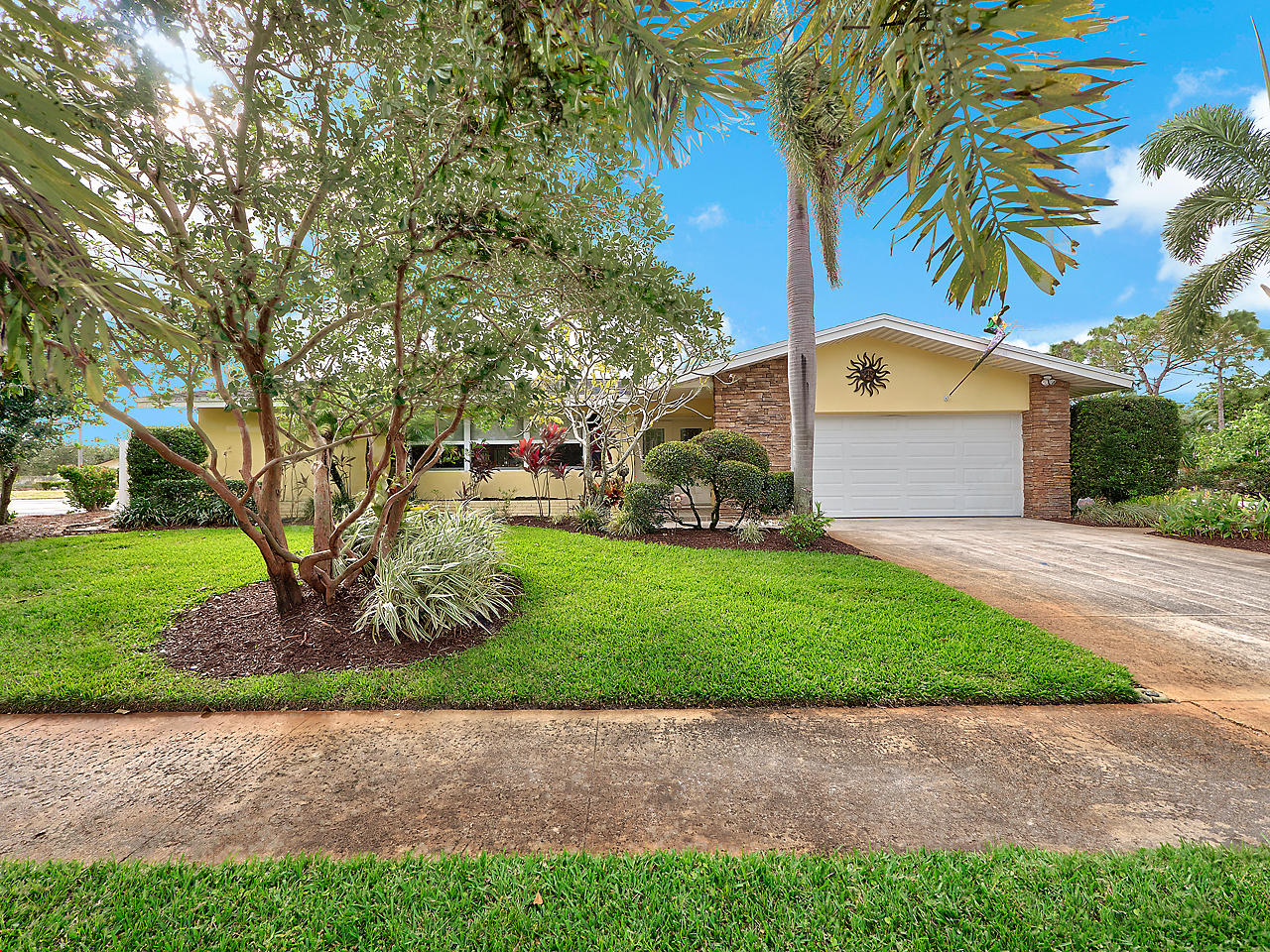 28 Willow Road Tequesta, FL 33469 - Photo 2 of 14 Front