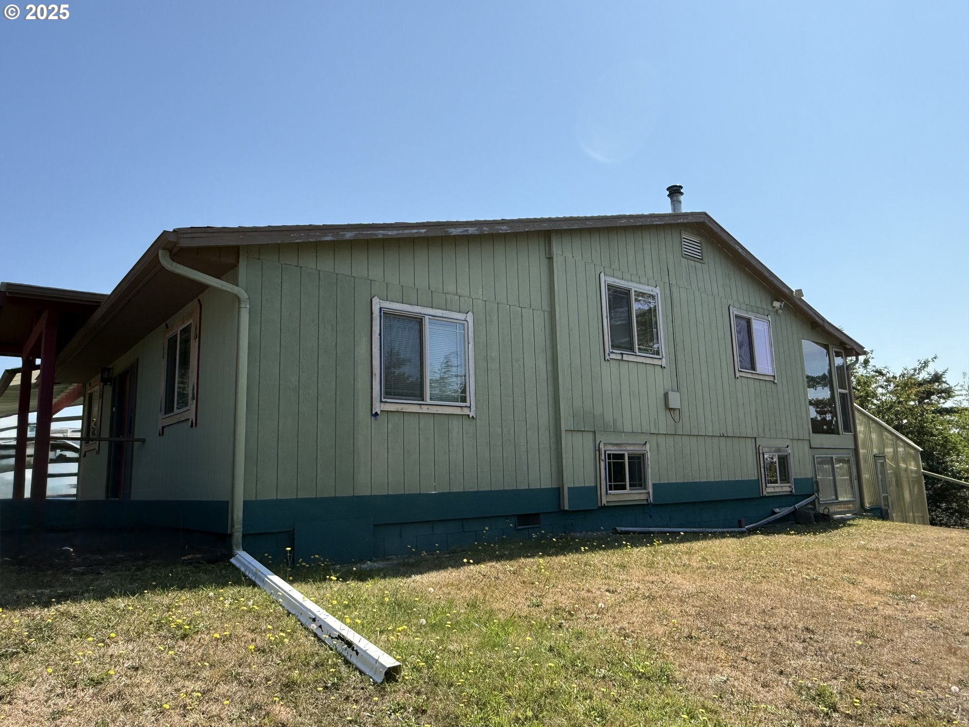 715 Jackson Avenue Coos Bay, OR 97420 - Photo 18 of 46 a backyard of a house