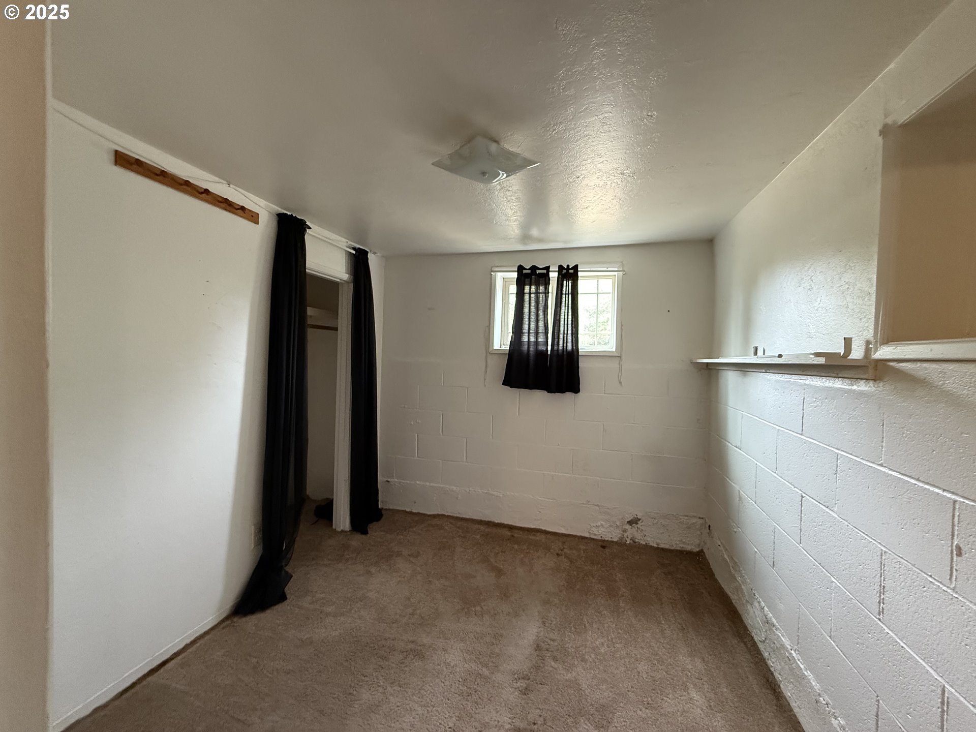 715 Jackson Avenue Coos Bay, OR 97420 - Photo 31 of 46 a view of a hallway with entryway