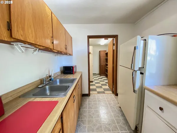 a kitchen that has a sink and a refrigerator