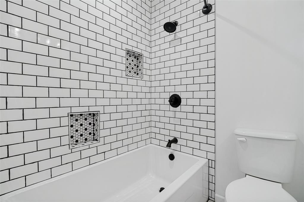 110 Weaver Street Forney, TX 75126 - Photo 16 of 25 Primary bathroom