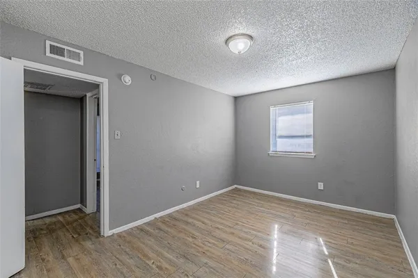 $1,200 | 2900 South Freeway, Fort Worth, TX 76104