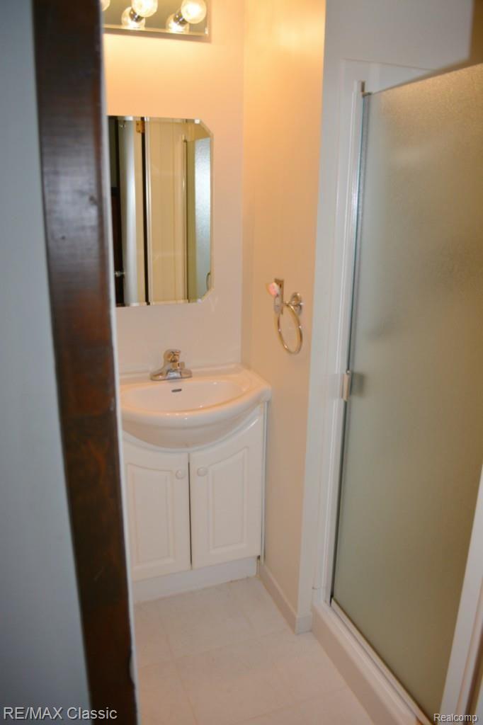 42026 Cherry Hill Road Novi, MI 48375 - Photo 15 of 28 Full Bath LL3.jpg