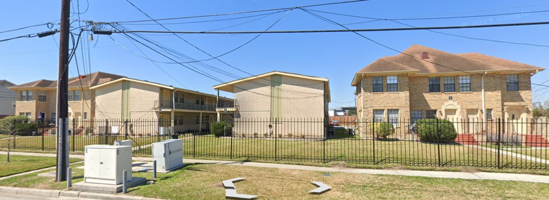 a view of backyard of the house