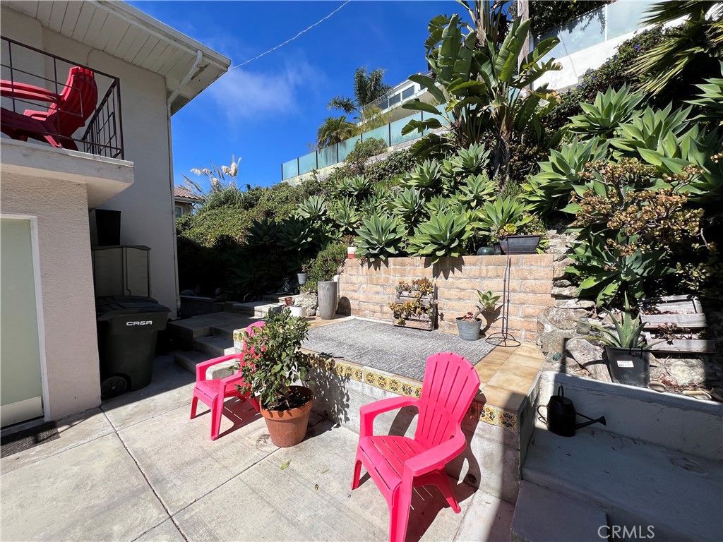 25091 La Cresta Drive, Unit B Dana Point, CA 92629 - Photo 21 of 30 a vase of flowers sitting on a table in front of a house