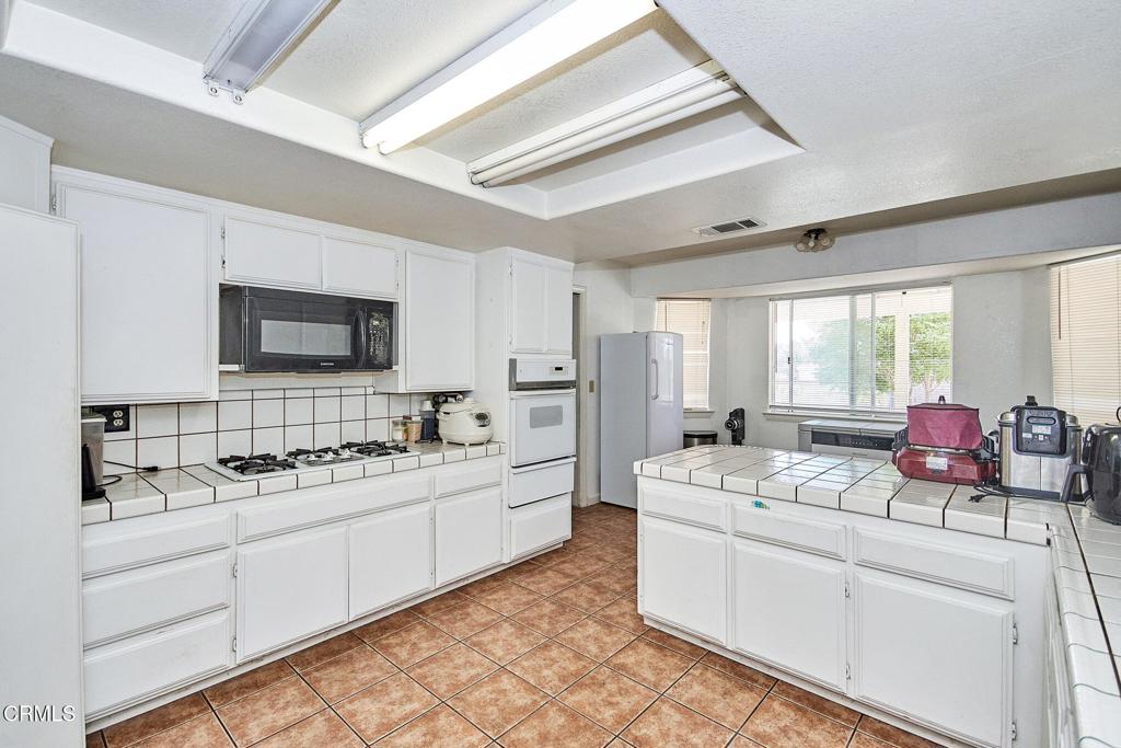 9527 Riggins Road Phelan, CA 92371 - Photo 33 of 49 a kitchen that has a sink and a stove in it