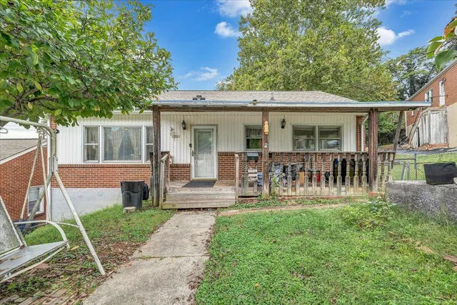 $250,000 | 1805 Lawnhill Street Southwest, Roanoke, VA 24015