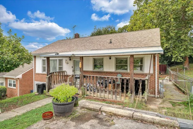 $250,000 | 1805 Lawnhill Street Southwest, Roanoke, VA 24015