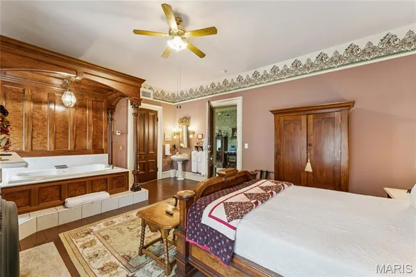 $2,400,000 | 11069 New London Gravel Road, Hannibal, MO 63401
