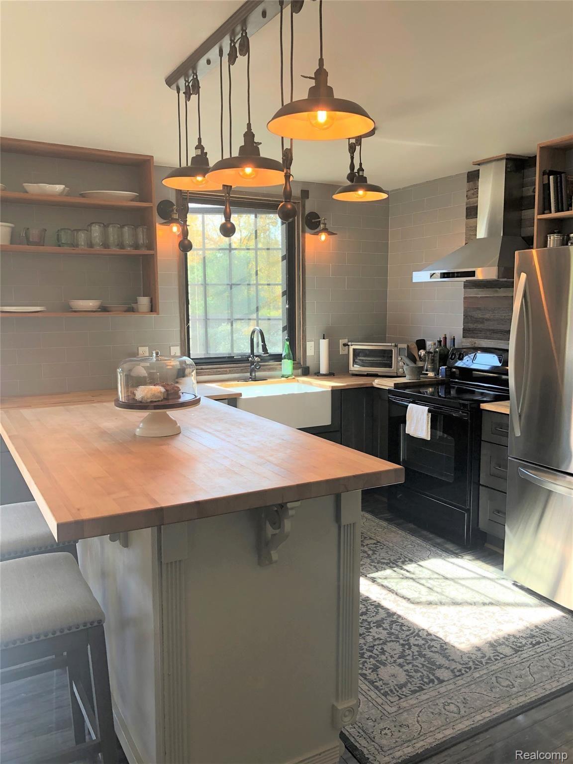 1513 West Thompson Road Fenton, MI 48430 - Photo 23 of 47 2 Kitchen 2.jpg