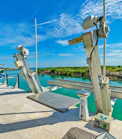 $5,250,000 | 210 West Seaview Circle, Marathon, FL 33050