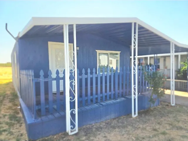 a view of entryway front of house