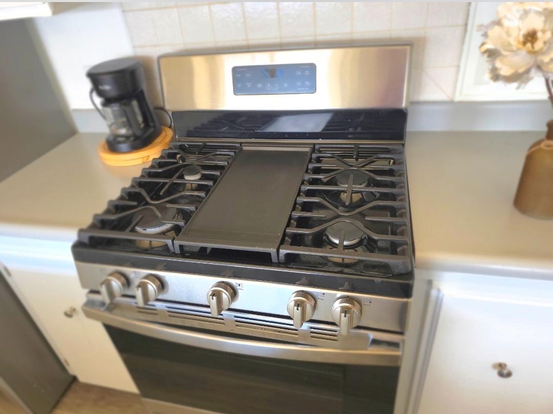 12344-26 Mile Road, Unit 32 Oakdale, CA 95219 - Photo 10 of 22 a close view of stove