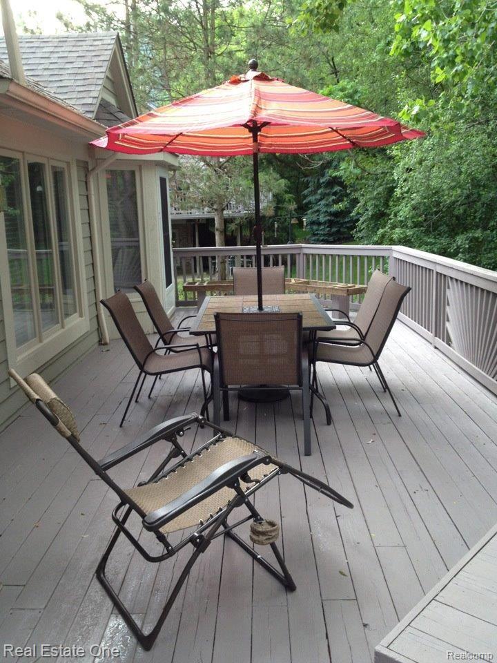 3374 Henley Court Rochester, MI 48309 - Photo 32 of 33 deck01 (1).jpg
