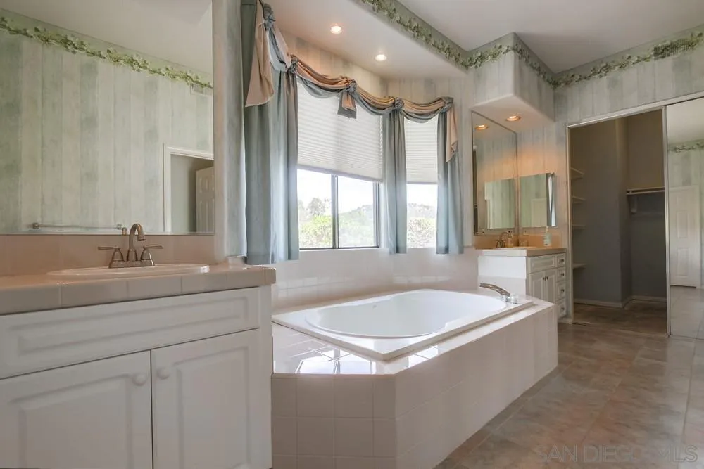 3605-7 Logwood Place Fallbrook, CA 92028 - Photo 52 of 74 a bathroom with a tub a sink and mirror