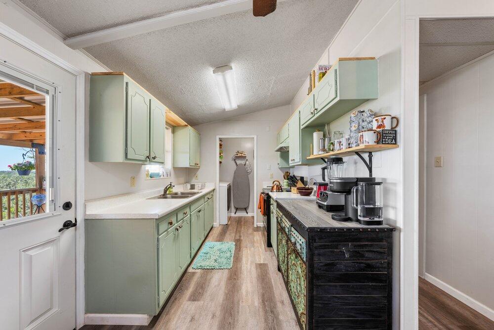 731 Mountain View Road Pipe Creek, TX 78063 - Photo 4 of 36 Gallery Image 4