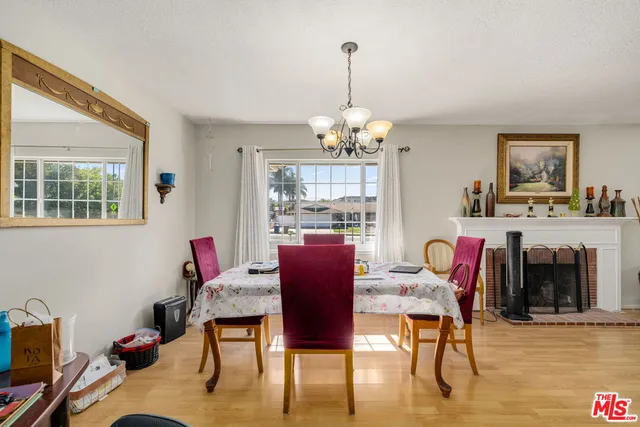 $999,000 | 91 West Gainsborough Road, Thousand Oaks, CA 91360