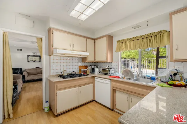 $999,000 | 91 West Gainsborough Road, Thousand Oaks, CA 91360