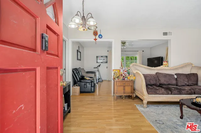 $999,000 | 91 West Gainsborough Road, Thousand Oaks, CA 91360