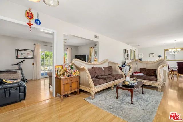 $999,000 | 91 West Gainsborough Road, Thousand Oaks, CA 91360