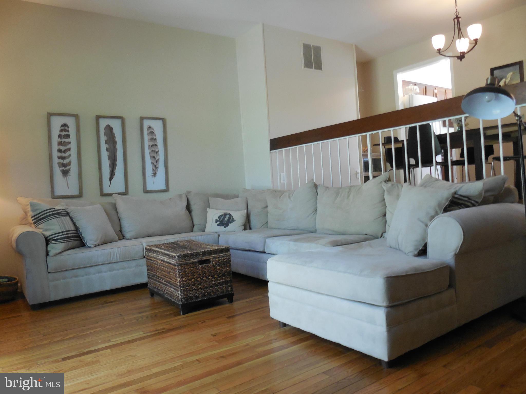 2006 Golf Course Drive Reston, VA 20191 - Photo 7 of 16 Living Room