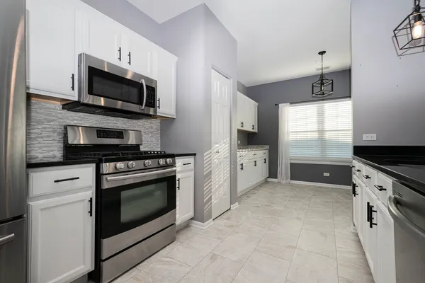 $2,600 | 2664 Cobblestone Drive, Unit 2664, Crystal Lake, IL 60012