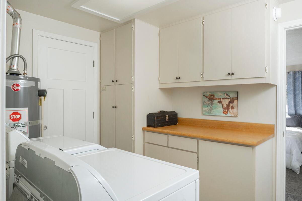 114 Short Street Rogue River, OR 97537 - Photo 22 of 36 114 Short St laundry room