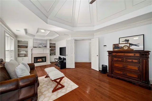 a en suite bathroom with double sink and a large mirror