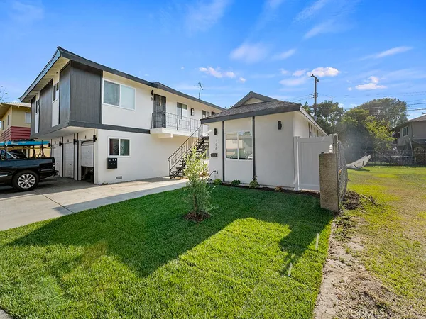 a view of a house with a yard