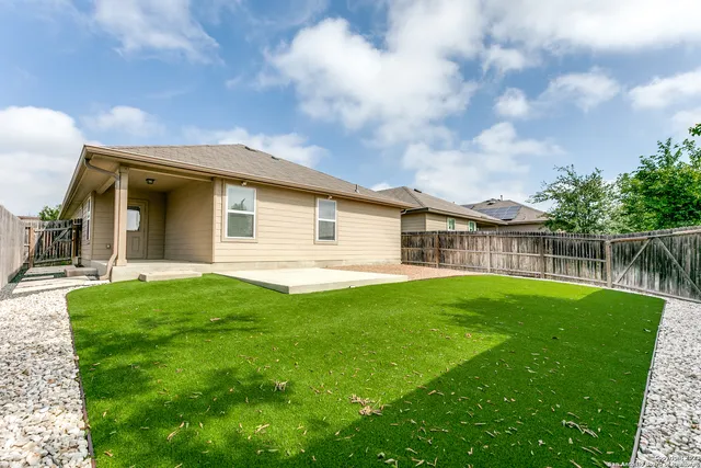 a view of a house with backyard and garden