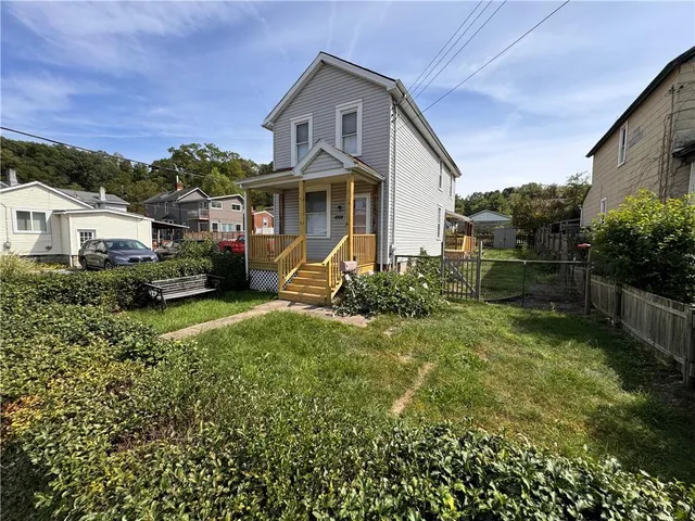 a view of a yard in front of house