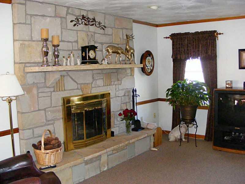 279 Holyoke Road Butler, PA 16001 - Photo 6 of 24 Den/Family/Great Room.