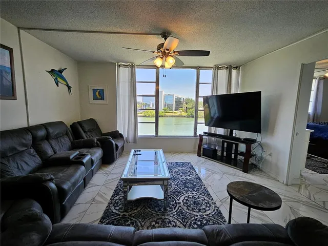 $1,995 | 7425 Bay Island Drive South, Unit 303, South Pasadena, FL 33707