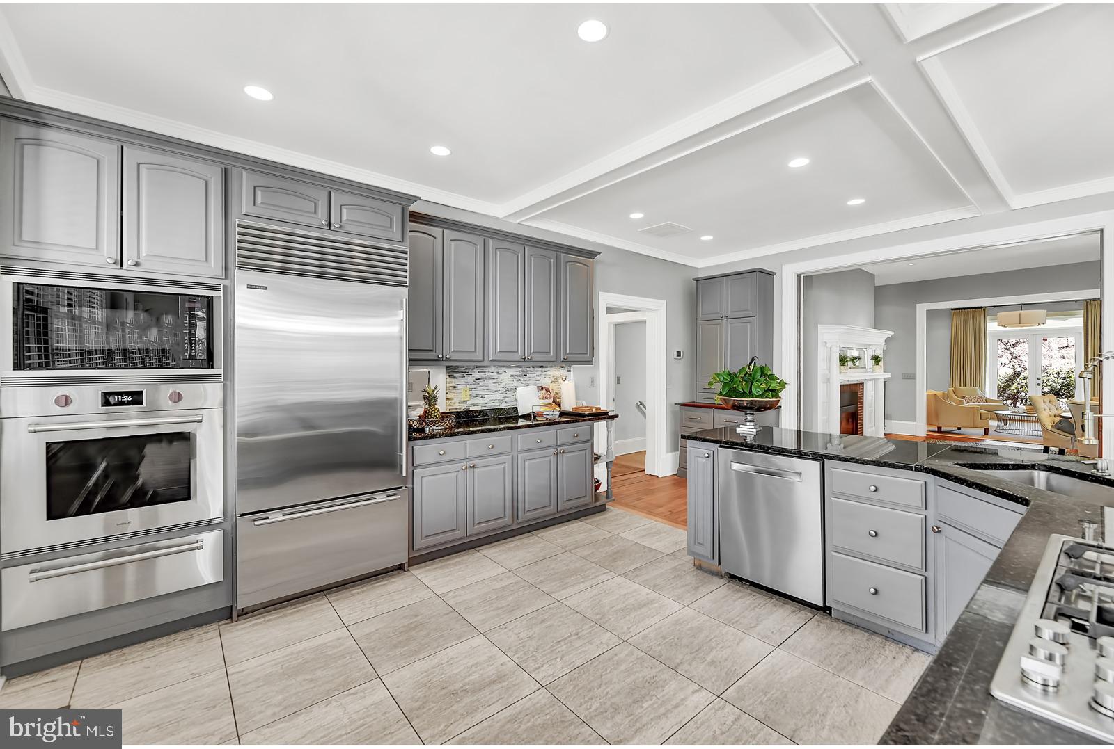 4906 Roland Avenue Baltimore, MD 21210 - Photo 11 of 52 HIGH END STAINLESS APPLIANCES