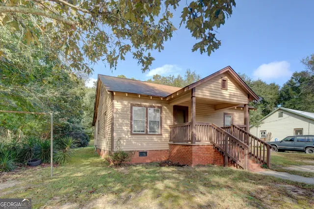 a view of a house with a yard
