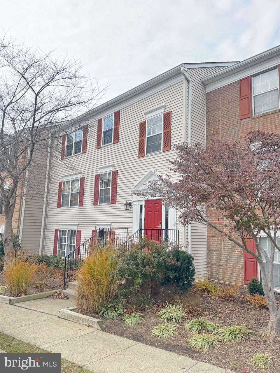 109 Fort Evans Road Southeast, Unit B Leesburg, VA 20175 - Photo 2 of 7 a front view of a house with garden