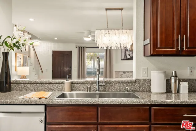 $699,000 | 10700 Bloomfield Street, Unit 3, North Hollywood, CA 91602