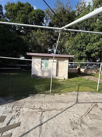 a view of a backyard