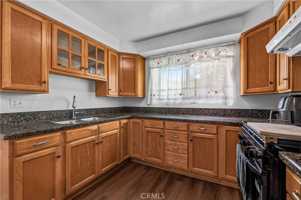 30 Camelback Avenue South Carson, CA 90745 - Photo 12 of 29