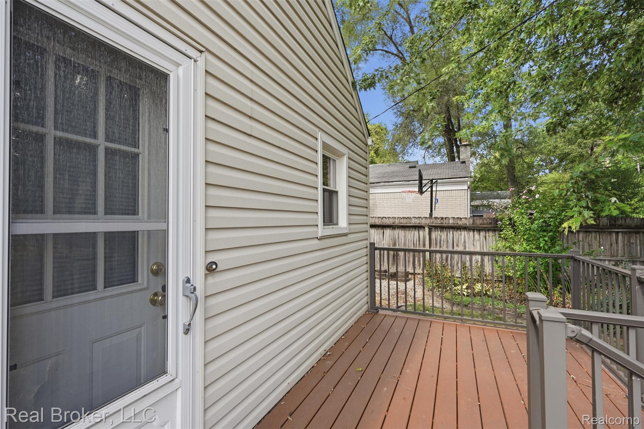 19410 Rensellor Street Livonia, MI 48152 - Photo 27 of 33 Trex Deck
