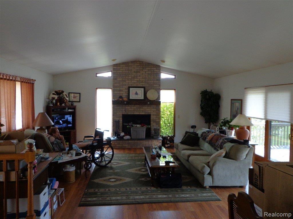 7443 Hartland Road Fenton, MI 48430 - Photo 3 of 6 DSC00108.JPG