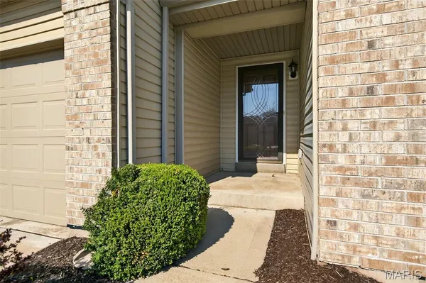 $275,000 | 542 Country Cir Drive, Lake St. Louis, MO 63367