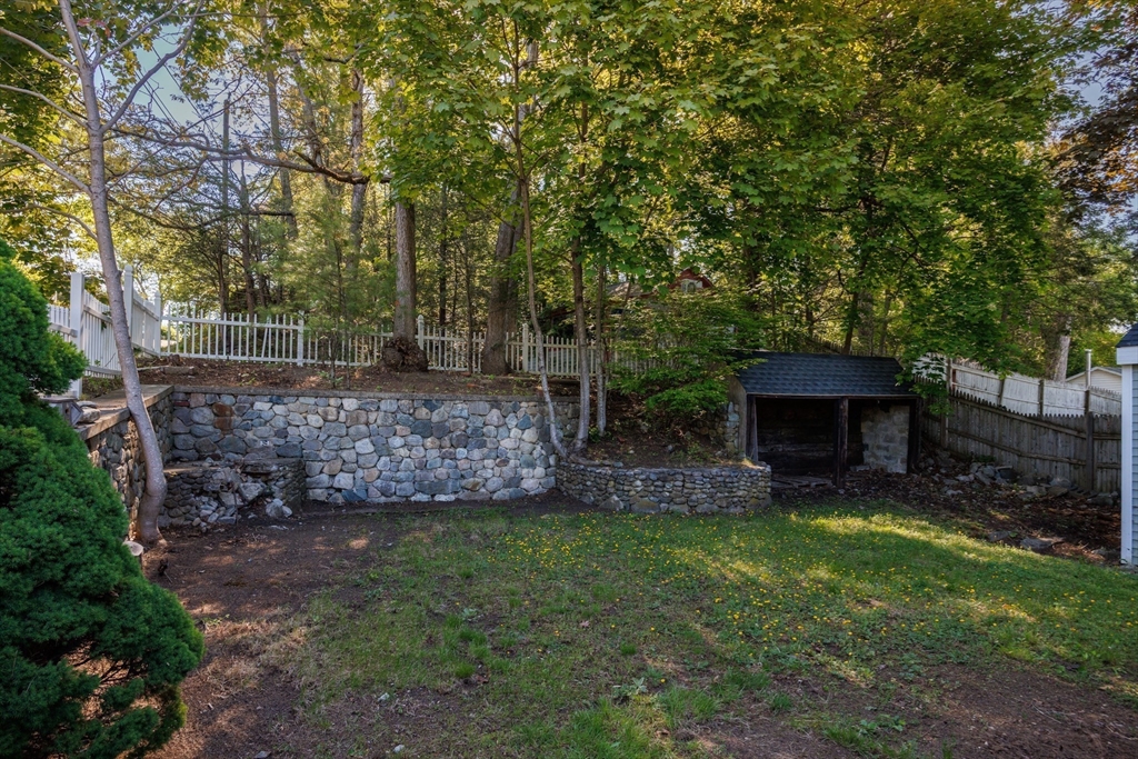 8 Freeman Avenue Webster, MA 01570 - Photo 16 of 24