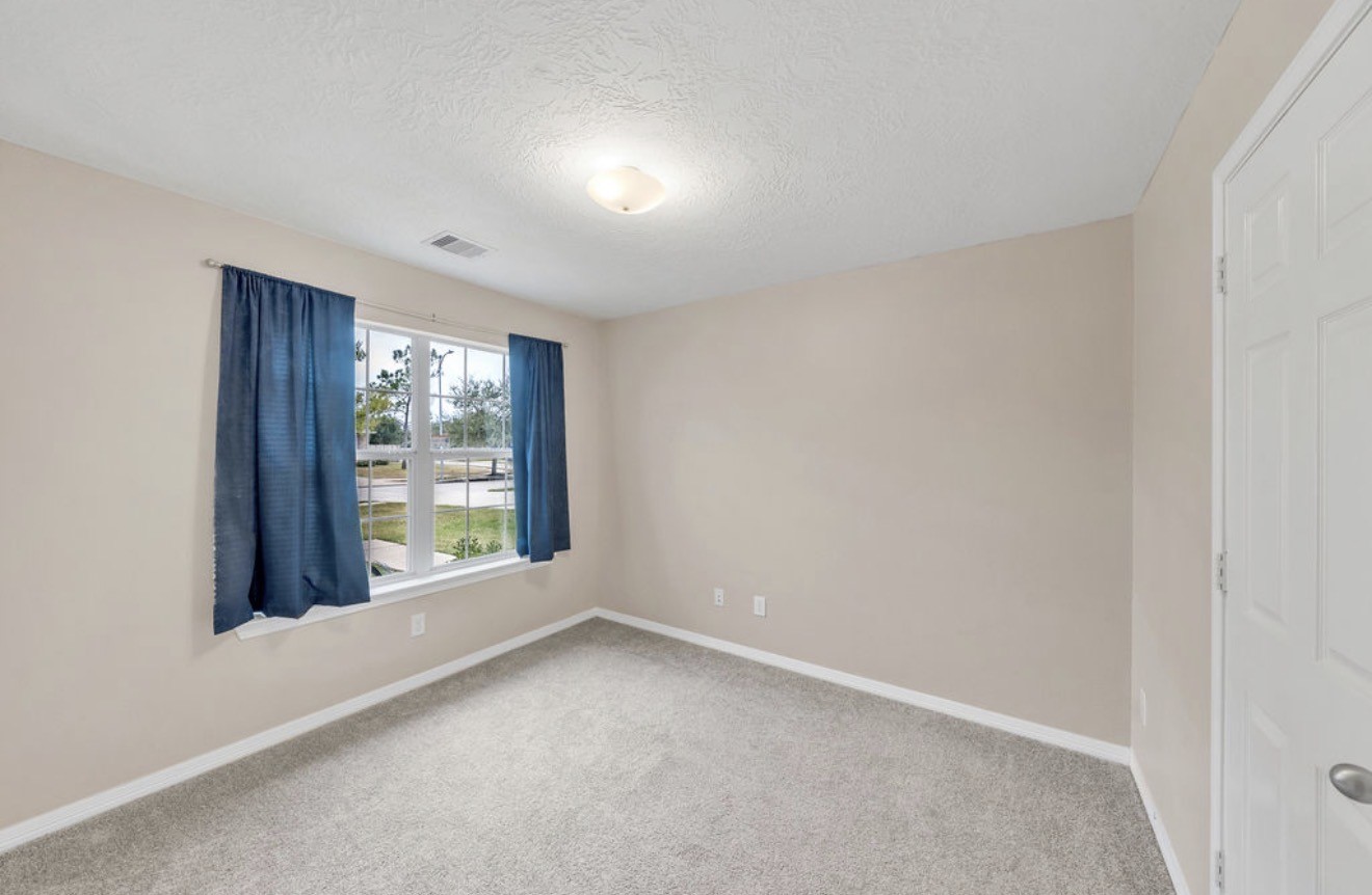 9807 Onyx Trail Drive Rosharon, TX 77583 - Photo 15 of 24 an empty room with windows